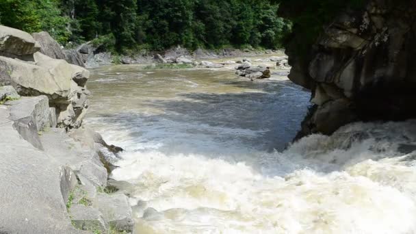 Montagne et rivière de montagne. Cours d'eau rapide de la rivière 