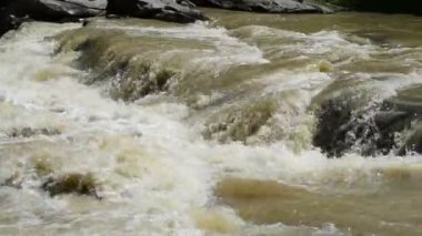 Dağ nehri. Nehir ve taşlar