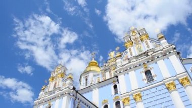 Ateş etme Kiev 'de yapılır. Katedral bulutlara karşı, Kiev, Ukrayna