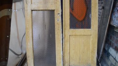 Bir ön cephe onarımı. Eski kapılar
