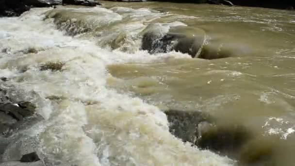 Σκληρά Ρυάκια Του Ποταμού Του Βουνού Ρήγματα Και Πτώσεις — Αρχείο Βίντεο