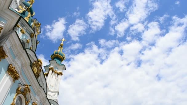 安德烈夫斯基教堂面对云彩 东正教会 — 图库视频影像