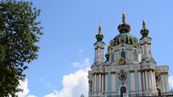撮影はウクライナのキエフで行われます アンドレフスキー教会 — ストック動画