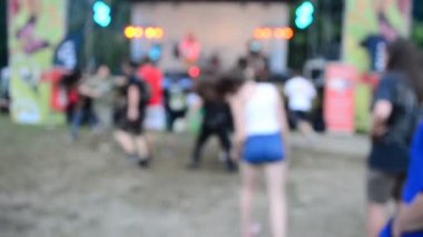 Rock müzik ve danslar. Odaklanamıyorum. YAREMCHE, UKRAINE - 5 Temmuz 2015 'te 9. Uluslararası Motorcular 
