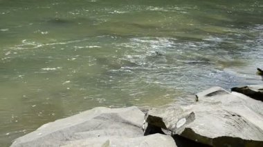 Nehrin hareketi. Dağ nehri