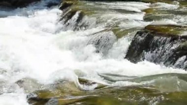 Dağ nehri. Nehrin hareketi