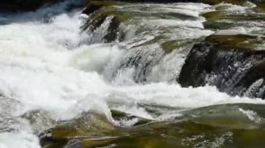 Dağ nehri. Dağ nehri ve yarıklar