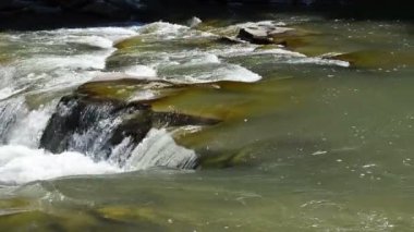 Nehrin eşikleri ve düşüşleri. Güzel dağ nehri