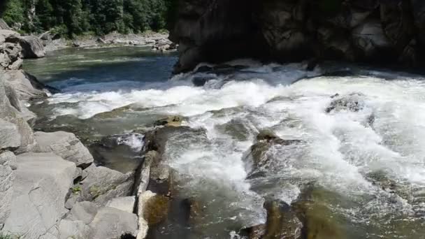 瀑布和山川石头和河流 — 图库视频影像