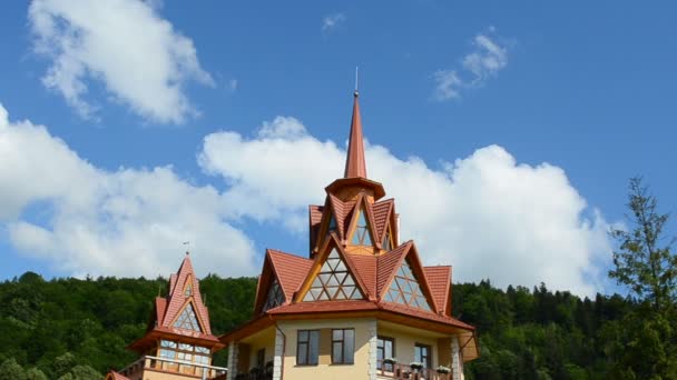在山上的旅馆 酒店与高山和天空的对比 — 图库视频影像