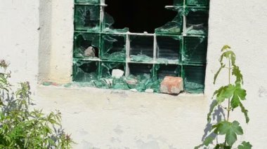 Fırlatılan ev. Kırık bardaklar
