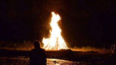 Güzel ateş. Ivan Kupala 'nın tatili için yangın, Temmuz, yaz, Ukrayna.
