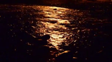Ateş ve nehir. Gece çekim yapmak.