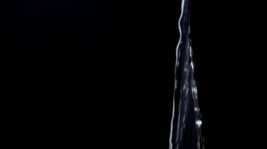 Siyah arkaplandaki su. Yavaş çekim.