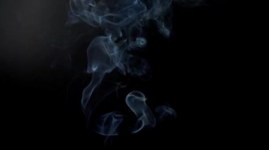 Siyah arka planda sigara içmek. Yavaş çekim.