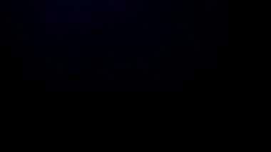 Siyah arkaplandaki su. Yavaş çekim.