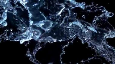 Siyah arkaplandaki su. Yavaş çekim.