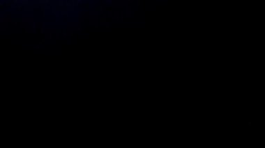 Siyah arkaplandaki su. Yavaş çekim.