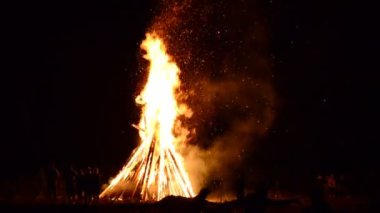 Ateş ve insanlar. Ivan Kupala 'nın tatili için yangın, Temmuz, yaz, Ukrayna.