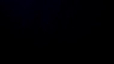 Siyah arkaplandaki su. Yavaş çekim.