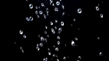 Siyah arkaplandaki su. Yavaş çekim.