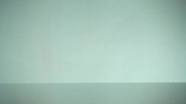 Suya düşen domatesler. Yavaş çekim.