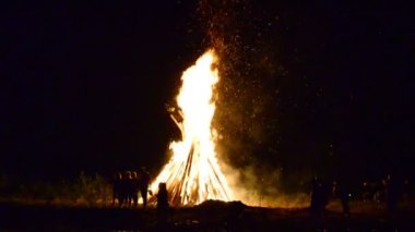 Sıcakta tatil. Ivan Kupala 'nın tatili için yangın, Temmuz, yaz, Ukrayna.