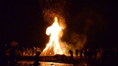 Gece yangını. Ivan Kupala 'nın tatili için yangın, Temmuz, yaz, Ukrayna.