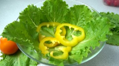 Marul yapraklarının üzerine düşen domatesler. Yavaş çekim.