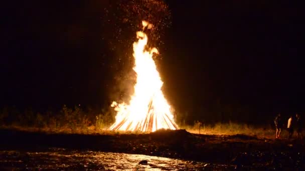 山の川と火 イワン クパラの休日のための火災 ウクライナ — ストック動画