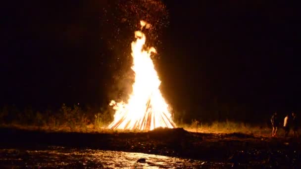 Rio Montanha Fogo Fogo Para Férias Ivan Kupala Julho Verão — Vídeo de Stock