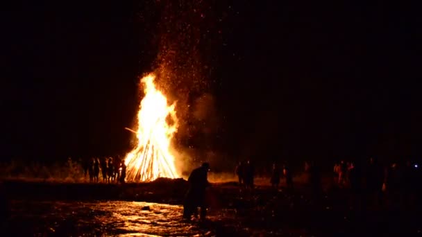 Río Montaña Fuego Fuego Para Las Vacaciones Ivan Kupala Julio — Vídeo de stock
