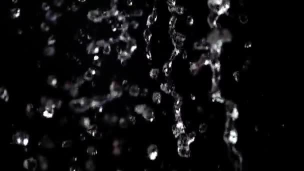 黑色背景上的水慢动作 — 图库视频影像