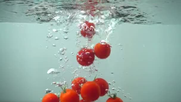 Vallende Tomaten Het Water Langzame Beweging — Stockvideo