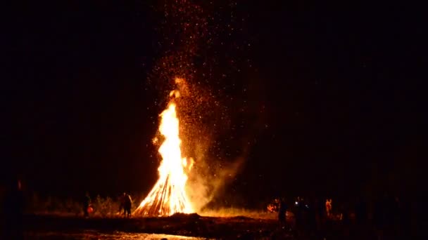 グレードでの火災 イワン クパラの休日のための火災 ウクライナ — ストック動画