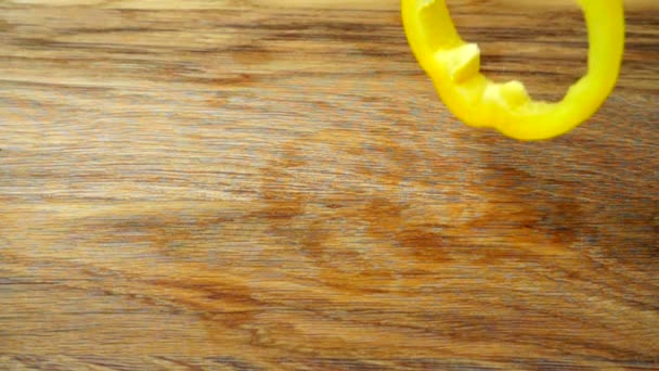 Falling Segments Sweet Pepper Cutting Board Slow Motion — Stock Video