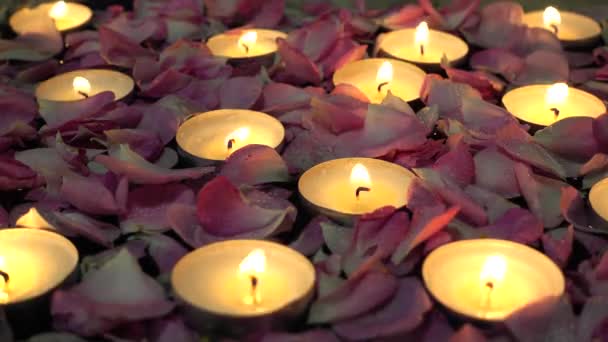 Rosen Und Kerzen Auf Schwarzem Hintergrund — Stockvideo