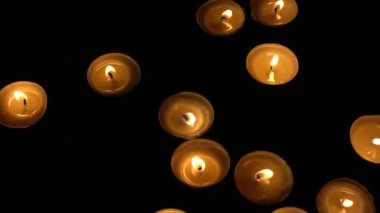 Siyah arkaplanda mumlar.