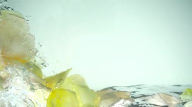 Gül yaprakları suya düşer. Geçmişi. Yavaş çekim.