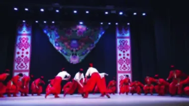 Ukrayna ulusal dansları. Odaklanamıyorum. Yavaş çekim.