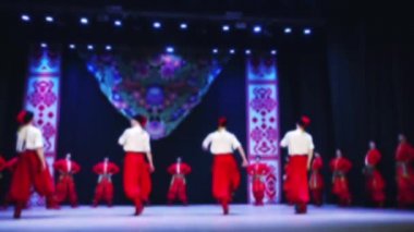 Ukrayna ulusal dansları. Odaklanamıyorum. Yavaş çekim.