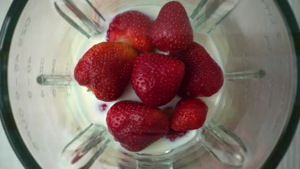 Bereiding Van Aardbeien Blender Met Melk Langzame Beweging — Stockvideo