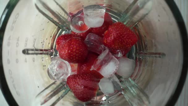 믹서에 딸기를 준비하는 — 비디오