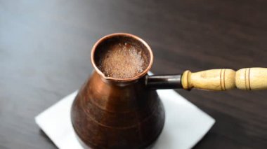 Kahve Gezve 'de yapılır. Gezgin ve mis kokulu kahve