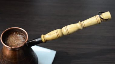 Gezgin ve bir fincan kahve. Masada kahve içmek.