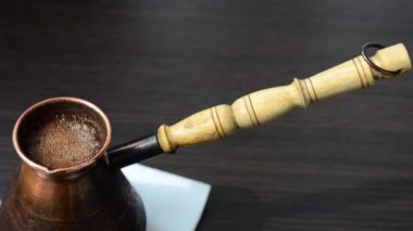 Masada kahve içmek gibi. Gezgin ve bir fincan kahve.