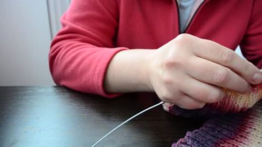 Bir eşarp örme işlemi. Atkı örgü telleri.