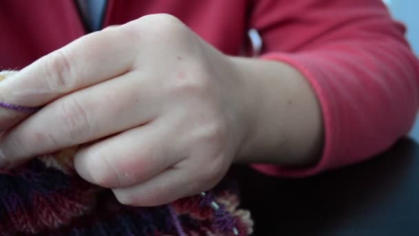 スポークとウール 口づけによる編み物 — ストック動画
