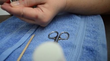 Ağaç tırnaklarını sileriz. Kadın eli.