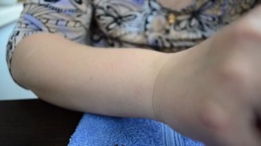 Bağımsız manikür. Ağacı sileriz.